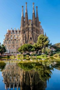 sagrada-familia-barcelona-reflection-lagoon-tourism-city