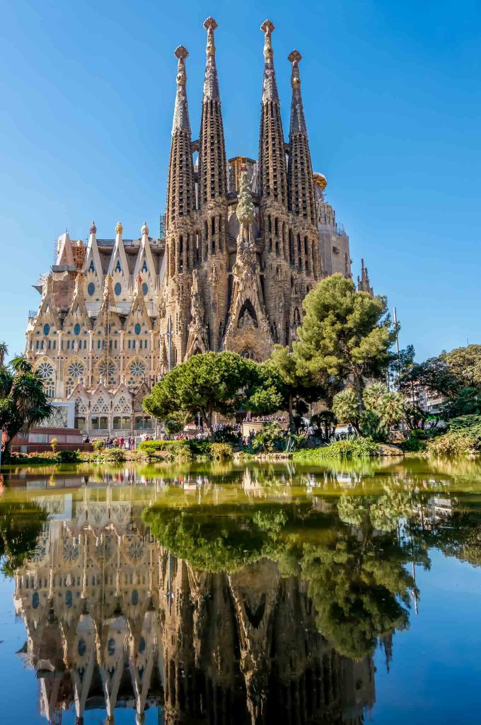 sagrada-familia-barcelona-reflection-lagoon-tourism-city